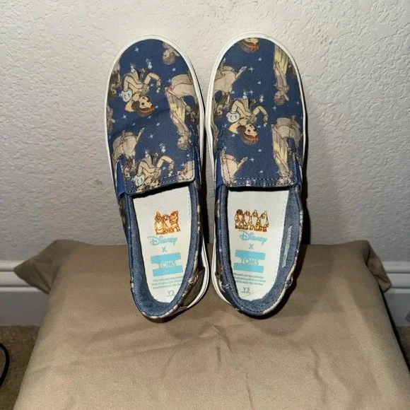 Disney x TOMS Snow White Youth Luca Slip-On Size Y3 - Picture 2 of 10